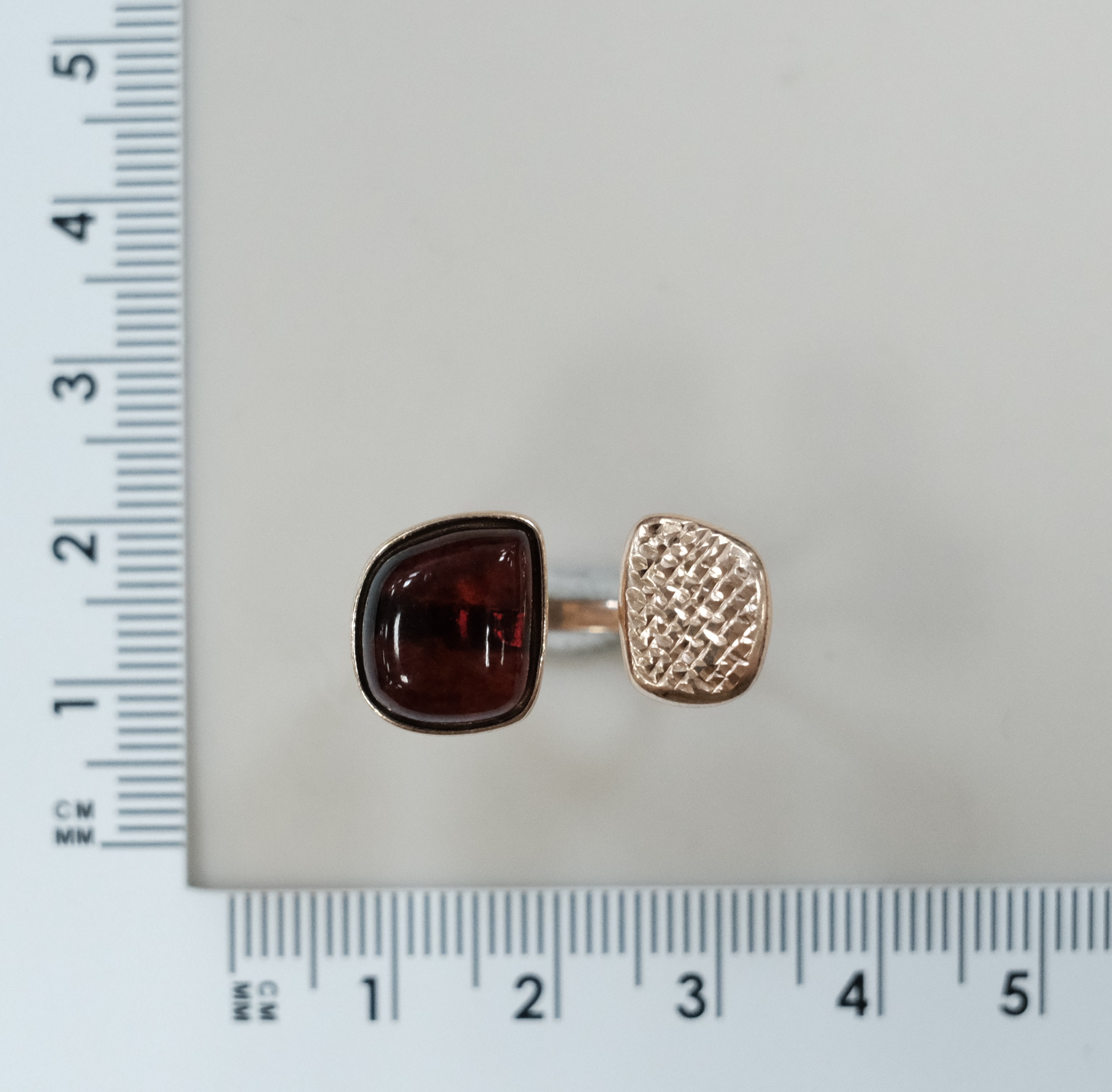 Серебряное незамкнутое кольцо с янтарем